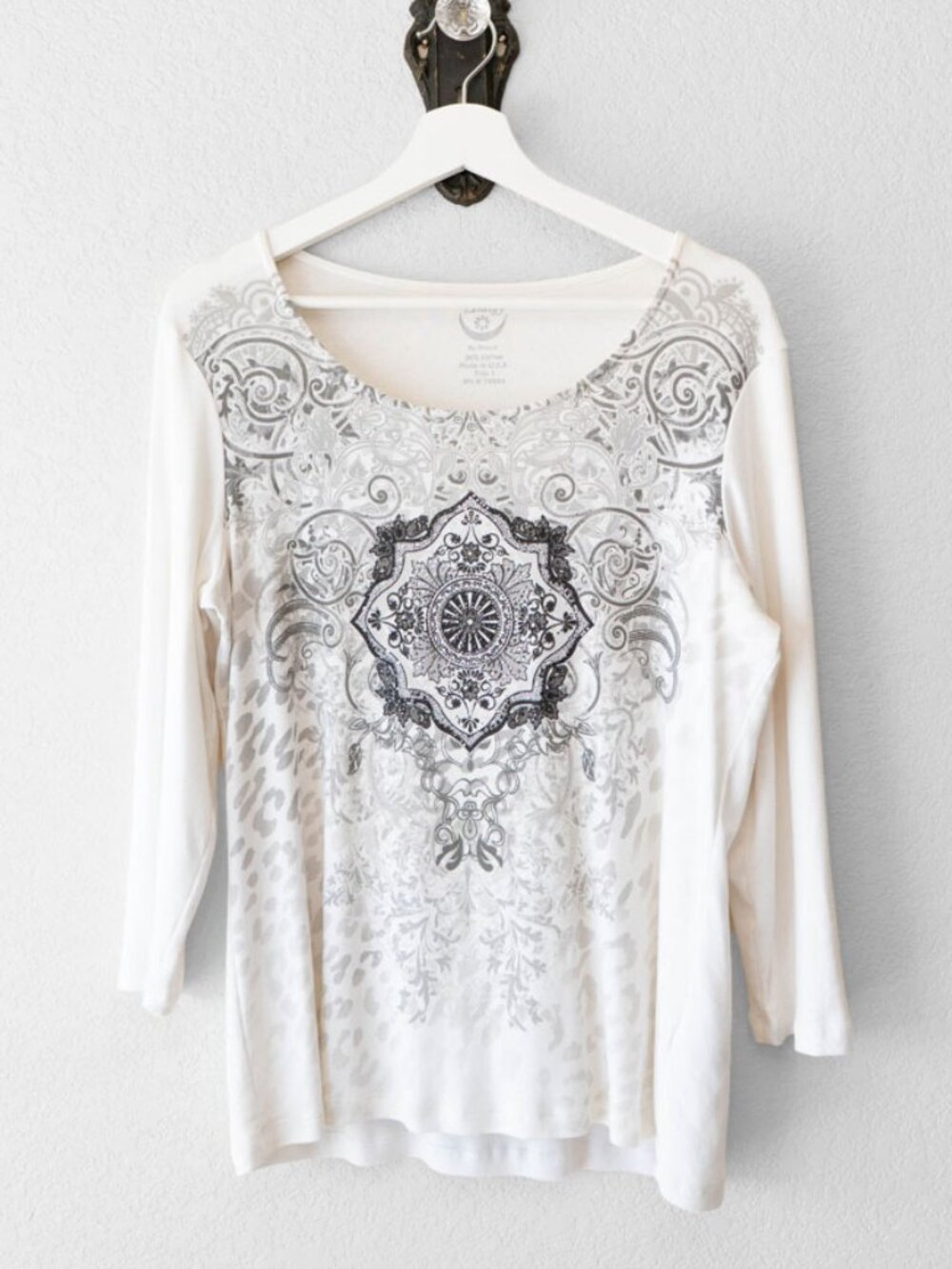 Zenergy by Chico's Ivory Gray Medallion Top Size 1 Medium 100% Cotton USA